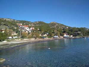 a body of water with a beach and houses at Paradise Sea in Saterlí