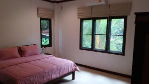 1 dormitorio con 1 cama rosa y 2 ventanas en Periwinkle Villa, en Ko Chang 28 fotos más