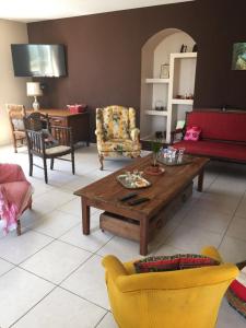 een woonkamer met een tafel en stoelen bij Domaine Lacay in Beyrie-en-Béarn