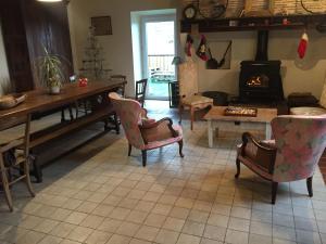 - un salon avec une table, des chaises et une cheminée dans l'établissement Domaine Lacay, à Beyrie-en-Béarn
