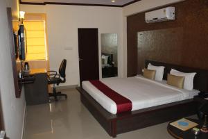 Säng eller sängar i ett rum på Hotel Savi Regency