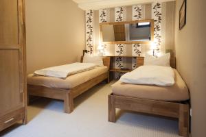 a bedroom with two twin beds and a mirror at FW Rheinblick in Sankt Goar