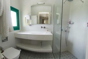 A bathroom at Dafnoudi Hotel Apartments