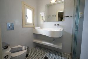 A bathroom at Dafnoudi Hotel Apartments