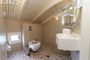 A bathroom at Dafnoudi Hotel Apartments