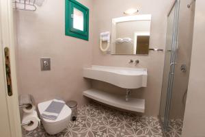 A bathroom at Dafnoudi Hotel Apartments