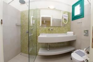 A bathroom at Dafnoudi Hotel Apartments