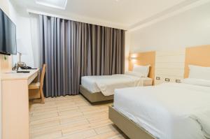 Ένα ή περισσότερα κρεβάτια σε δωμάτιο στο Heroes Hotel