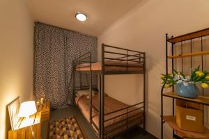 グダニスクにあるHostel PrzyMorzeの二段ベッド2台と窓が備わる客室です。