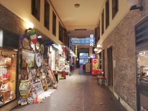 un pasillo de una tienda de comestibles con mercancía en Ponte Vecchio - Guicciardini n. 10, en Florencia