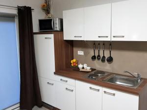 Kuchyňa alebo kuchynka v ubytovaní Apartment Mirella 1745