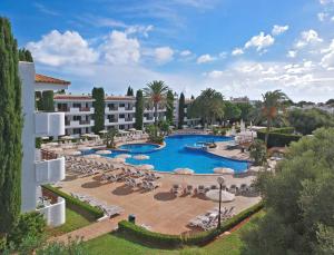 ośrodek z basenem, krzesłami i hotelem w obiekcie Inturotel Azul Garden w mieście Cala d´Or