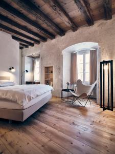 una camera con un letto e una sedia di Hotel kontor a Hall in Tirol