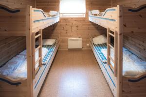מיטה או מיטות קומותיים בחדר ב-Fjelltun 12-Sengs