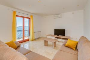 ein Wohnzimmer mit Sofa und Fernseher in der Unterkunft Villa Boris in Trogir