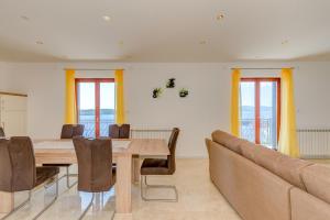 ein Esszimmer mit Tisch und Couch in der Unterkunft Villa Boris in Trogir