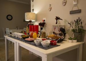 House on Olof Palme في ويندهوك: طاولة عليها طعام في غرفة