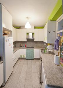 A kitchen or kitchenette at La Casa Verde