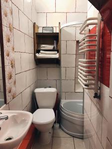 リヴィウにあるАпартаменты старого Львоваのバスルーム(トイレ、洗面台付)