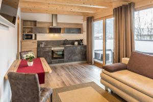 een woonkamer met een tafel en een bank bij XL Appartements Sand in Taufers in Campo Tures