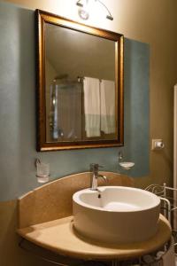 a bathroom with a sink and a mirror at Casa Vèra Affittacamere in Orvieto