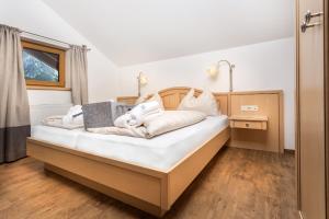 Postel nebo postele na pokoji v ubytování ALMHOF Alpin Apartments & Spa