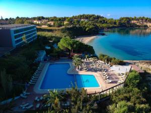 een luchtzicht op een resort met een zwembad en een strand bij Mediterranee in Lassi