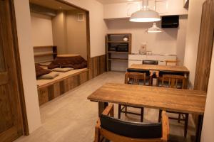広島市にあるゲストハウス　akicafe innのテーブル、椅子、ベッドが備わる客室です。