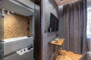 Баня в Sofia Dream Apartment - Designer Two Bedroom Two Bathroom on Hristo Botev