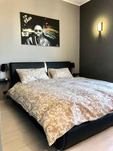 a bedroom with a bed and a painting on the wall at Maison Beaux-Arts in Sanremo