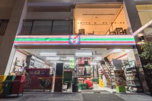 Supermarket nebo jiné obchody v  hotelu nebo okolí