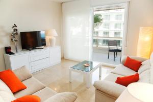 - un salon avec un canapé et une télévision dans l'établissement Mediterranean Apart, à Sitges