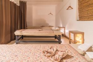 Postel nebo postele na pokoji v ubytování Heroes Hotel