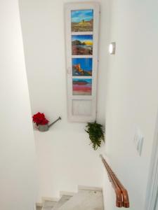 eine weiße Treppe mit einem Fenster und einer Pflanze in der Unterkunft Abá apartamento in Almería