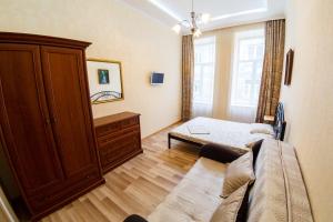 リヴィウにあるZamarstynivska apartmentのベッドルーム1室(ベッド1台、ドレッサー、窓付)