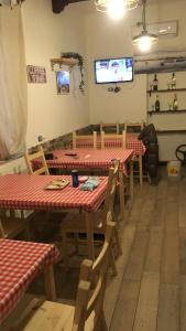 Reštaurácia alebo iné gastronomické zariadenie v ubytovaní Na tazzulel e cafe