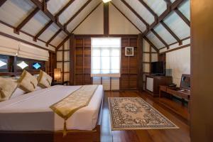 ein Schlafzimmer mit einem Bett und einem TV in der Unterkunft Annika Koh Chang , Formerly Ramayana Koh Chang Resort & Spa in Ko Chang