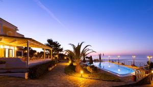 un complejo con piscina junto al océano en Karras Star Hotel en Évdhilos