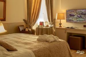 Postel nebo postele na pokoji v ubytování Hotel Ambasciatori