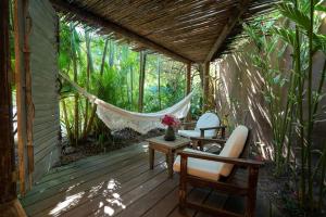 porche con hamaca y sillas en la terraza en Casa Angatu en Trancoso