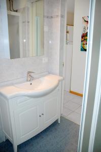 リニャーノ・サッビアドーロにあるDuna Romanticaのバスルーム(白い洗面台、鏡付)