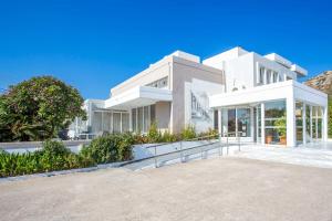 um grande edifício branco com muitas janelas em Irinna Hotel-Apartments em Faliraki