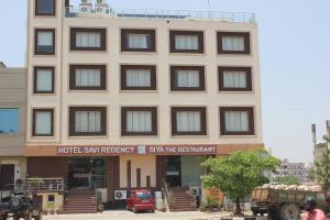 un edificio con un hotel delante en Hotel Savi Regency, en Jaipur