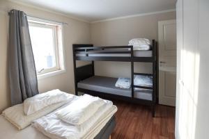 a room with two bunk beds and a window at Fjelltun 8-sengs in Trysil