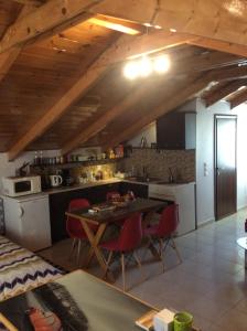una cucina e una sala da pranzo con tavolo e sedie di Studio Gio in Zakynthos City a Città di Zante