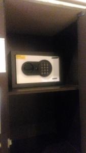 烏布的住宿－德薇安塔拉民宿酒店，架子上带遥控器的微波炉