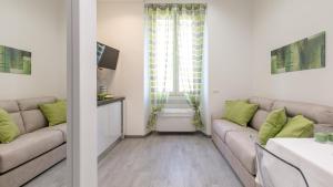 米蘭的住宿－Vespri Apartments，带沙发和窗户的客厅