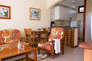 a kitchen and dining room with a table and chairs at Farilaga Apartments in San Bartolomé