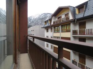 einen Balkon eines Gebäudes mit Bergen im Hintergrund in der Unterkunft SUITEDREAMS - Av. Fener in Andorra la Vella