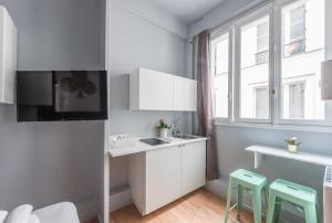 Kjøkken eller kjøkkenkrok på Apartments WS Saint-Lazare - Opera